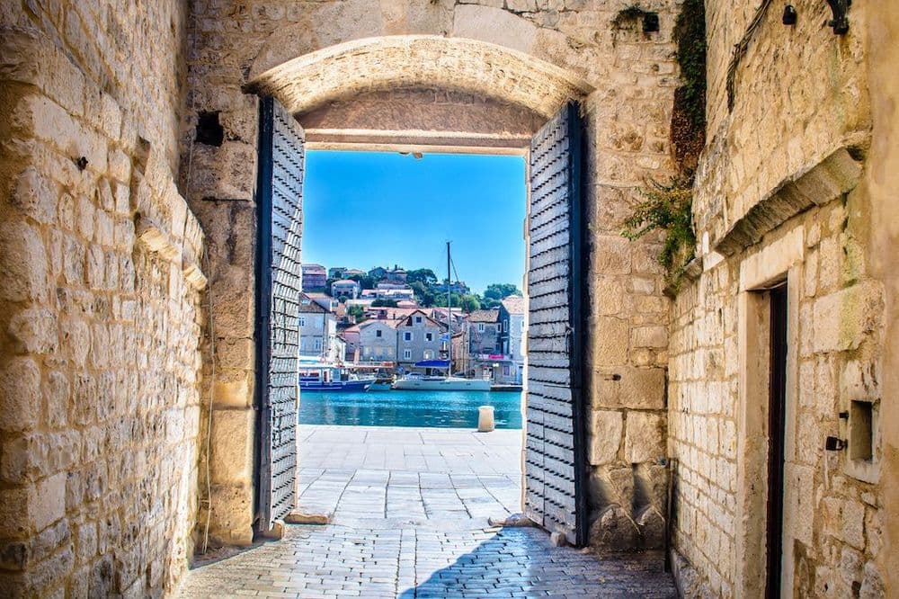 Trogir to Maslinica (8nm)